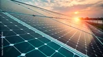 Große PV-Anlage mit mehreren Solarpanels nebeneinander im Sonnenuntergang. 
