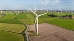Luftaufnahme eines Windparks in Ostfriesland.